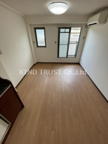 サンレスポワール天六の居間・リビング|こちらの居間で趣味の時間をお楽しみください