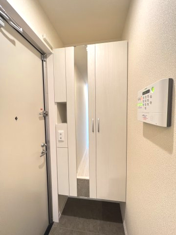セジュール中部公園の玄関|トールタイプのシューズボックスです。
