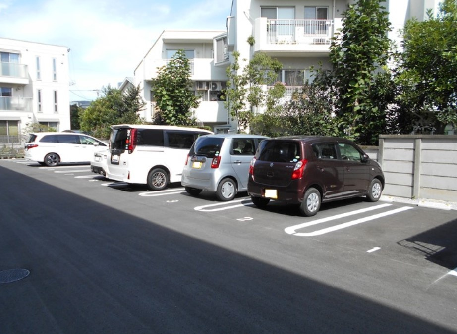 ローズガーデン府中の駐車場