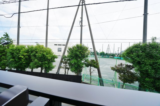 天王町駅徒歩１３分！勾配天井のＬＤＫ。東南角地につき陽当り良好♪保土ヶ谷区鎌谷町　新築戸建ての展望|前面に建物がなく、開放感がございます