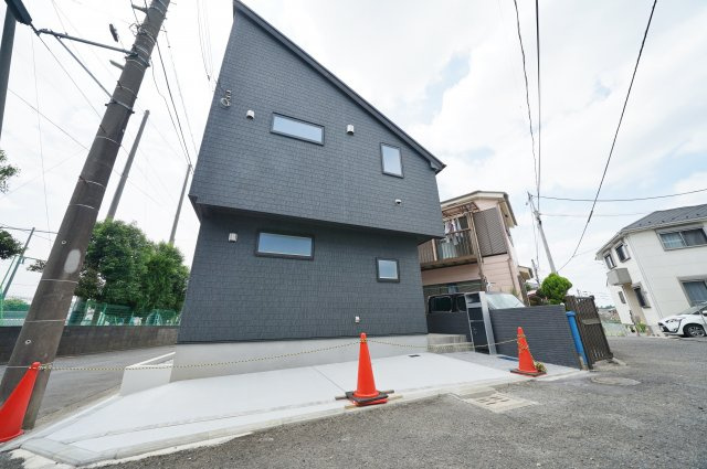 天王町駅徒歩１３分！勾配天井のＬＤＫ。東南角地につき陽当り良好♪保土ヶ谷区鎌谷町　新築戸建ての駐車場|うれしいカースペース付きです