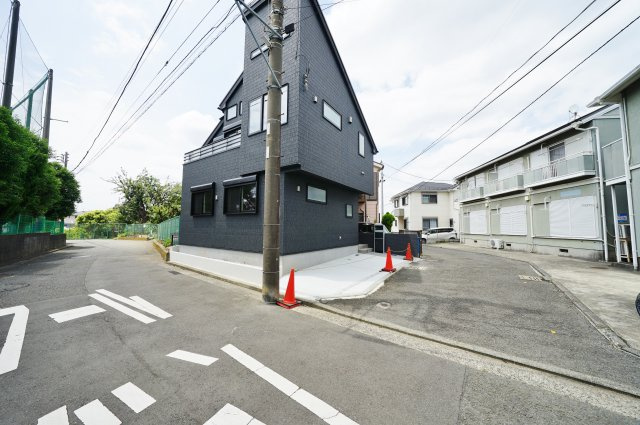 天王町駅徒歩１３分！勾配天井のＬＤＫ。東南角地につき陽当り良好♪保土ヶ谷区鎌谷町　新築戸建ての外観|天王町駅徒歩圏内に立地しています