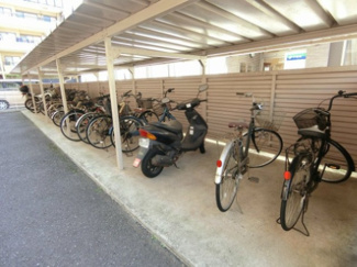 【その他共用部分】 | 屋根付きの駐輪場があるので雨が降っても安心です☆自転車はちょっとした移動手段に便利ですよね！