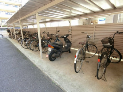 【その他共用部分】 | フォレスト大倉山 | 屋根付きの駐輪場があるので雨が降っても安心です☆自転車はちょっとした移動手段に便利ですよね！
