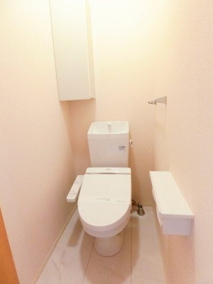 【トイレ】 | デスモスペース | トイレは温水洗浄便座付き♪人気のバストイレ別です♪小物を置ける便利な棚やタオルハンガーも付いています♪