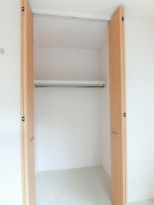 【収納】 | デスモスペース | 洋室6.1帖のお部屋にあるクローゼットです♪大切なお洋服もしわにならないようにハンガーがけができます☆