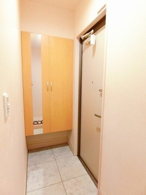 【玄関】 | デスモスペース | シューズボックスがあるので靴が散らからずいつでも玄関すっきり♪全身ミラー付きでお出かけの時の身だしなみ確認もばっちり！