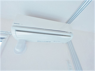 【設備】 | デスモスペース | リビングダイニングキッチンには暑い夏や寒い冬に大活躍のエアコン付きです☆冷暖房完備で1年中快適に過ごせます♪