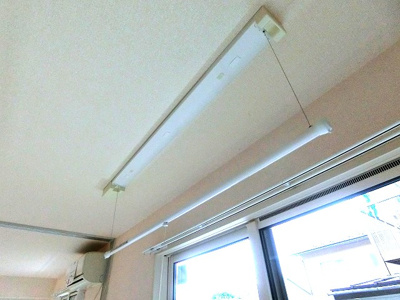 【設備】 | デスモスペース | 洋室6.1帖のお部屋にある室内物干しです！雨の日やお出掛け時の室内干しにとても便利☆花粉や梅雨の時期に重宝しますね♪
