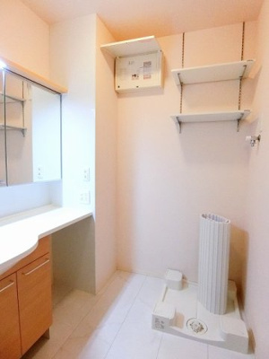 【設備】 | デスモスペース | 洗面所内、洗髪洗面化粧台横にある室内洗濯機置き場です♪防水パンが付いているので万が一の漏水にも安心です！上部には便利な収納棚付き♪