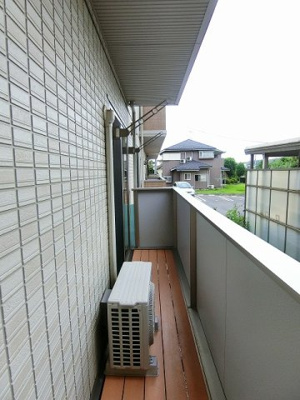 【バルコニー】 | デスモスペース | バルコニーは南西向きなので、お洗濯物はお昼からでも乾きそう♪2部屋から出入りできるのでお洗濯物の出し入れに便利♪
