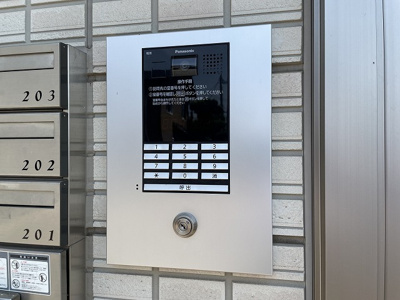 【エントランス】 | デスモスペース | 共用エントランスは不審者の侵入を未然に防ぐオートロック付き！防犯対策充実しています◎