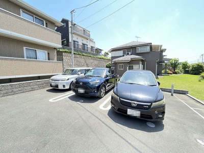 【駐車場】 | デスモスペース | いつでも目の届く敷地内に駐車場を完備しています♪荷物がかさばりがちなお買物にも、車があると便利ですよね☆