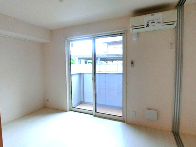 【居間・リビング】 | デスモスペース | 南西向きリビングダイニングキッチン10帖☆バルコニーに繋がるお部屋です♪エアコン付きで一年中快適に過ごせちゃいます！