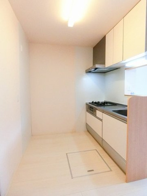 【キッチン】 | デスモスペース | グリル付き3口ガスコンロのシステムキッチンです☆場所を取るお鍋やお皿もたっぷり収納できてお料理がはかどります！便利な床下収納付き♪