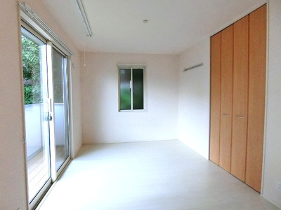 【洋室】 | デスモスペース | 南西向き洋室6.1帖♪バルコニーに繋がる二面採光の角部屋です！クローゼット付きで、お洋服の多い方もお部屋が片付いて快適に過ごせます♪