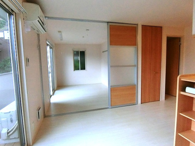 【内装】 | デスモスペース | リビングダイニングキッチンと洋室6.1帖のお部屋の間に可動間仕切りがあります♪開けるとお部屋が広く感じられます☆