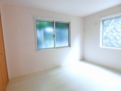 【寝室】 | デスモスペース | 洋室6.6帖☆二面採光の角部屋です！こちらのお部屋にもクローゼットを完備！お洋服がスッキリ収納できて、整理しやすくなります☆