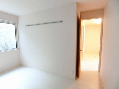 【洋室】 | デスモスペース | 洋室6.6帖☆ベッドを置いて寝室にするのもオススメです☆壁にはピクチャーレールがあり、絵や写真が飾れます☆ハンガー掛けとしても便利！