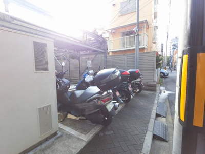 【その他共用部分】 | セルアージュ横濱阪東橋アヴニール | バイク置場です。