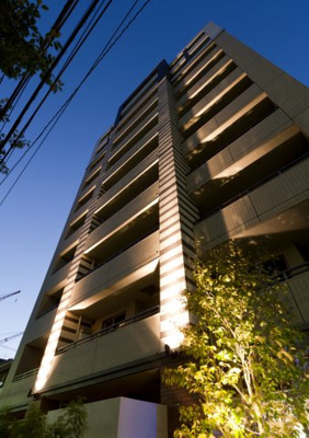 【外観】 | セルアージュ横濱阪東橋アヴニール | ｙａｍａｇｉｗａ照明を使ったオシャレな演出です。