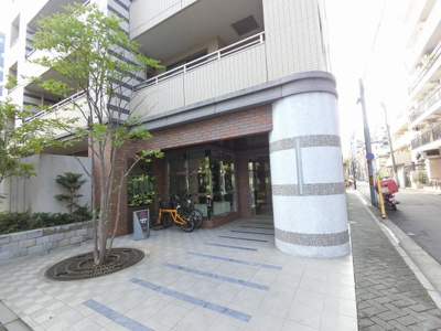 【エントランス】 | セルアージュ横濱阪東橋アヴニール | 光と緑のアートレジデンスをコンセプトにした「セルアージュマンション」
エントランスには壁面緑化が爽やかな空間を演出します。