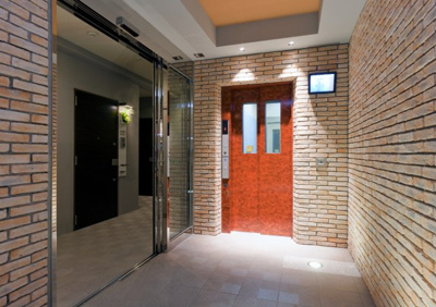 【その他共用部分】 | セルアージュ横濱阪東橋アヴニール | お買い物時やベビーカーの出し入れに便利なモニター付き車いす対応エレベーターです。