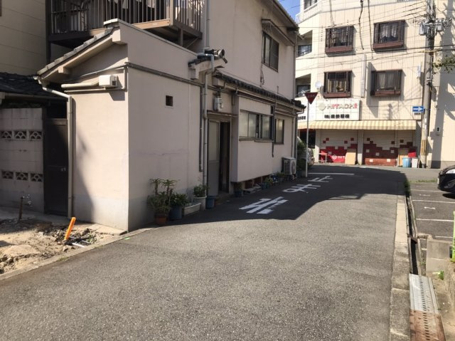 ケーズグランデ 弁天の前面道路含む現地写真|全面道路は幅員約4ｍでお車の出し入れがしやすいですね。