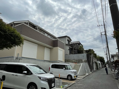 【前面道路含む現地写真】 | 仲介手数料無料　多摩市聖ヶ丘大型新築戸建て