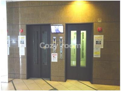 【ロビー】 | セレニテ新大阪弐番館 | 防犯カメラ付き１階のエレベーター