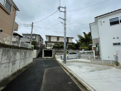【前面道路含む現地写真】 | 多摩市連光寺４丁目新築戸建て3棟現場1号棟