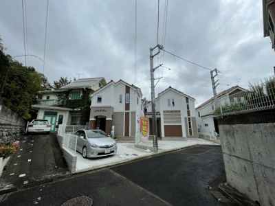 【前面道路含む現地写真】 | 多摩市連光寺４丁目新築戸建て3棟現場1号棟