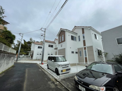 【前面道路含む現地写真】 | 仲介手数料無料　多摩市連光寺４丁目新築戸建て3棟現場３号棟