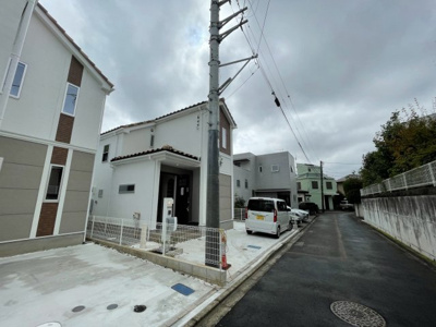 【前面道路含む現地写真】 | 仲介手数料無料　多摩市連光寺４丁目新築戸建て3棟現場３号棟