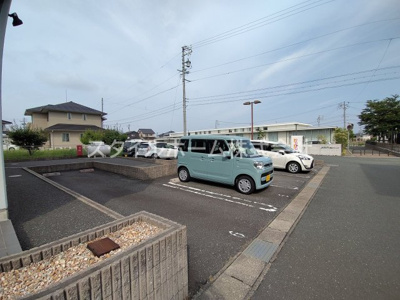 【駐車場】 | ライフパークユニゾン | 駐車場があるので、車を買う予定の方も安心です