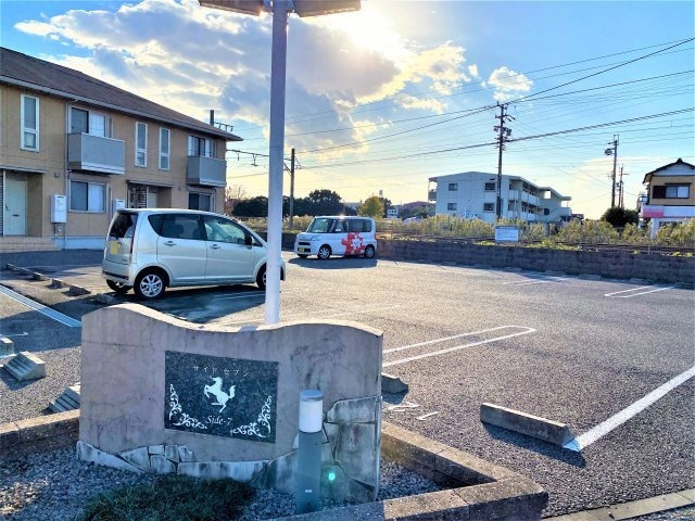 サイドセブンBの駐車場