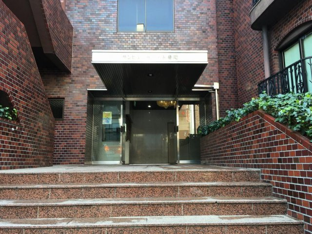 サンビューハイツ五番町のエントランス