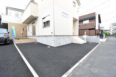 【駐車場】 | 武蔵村山市大南第18 | 玄関横の駐車スペースは買い物帰りで荷物が多くても楽ですね。前面道路も広いので車庫入れもしやすいです。