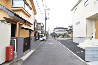 【前面道路含む現地写真】 | 武蔵村山市大南第18 | 前面道路は閑静な住宅地の通りとなるため、車通りは多くありません。 安心して車庫入れ可能。