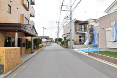【前面道路含む現地写真】 | 立川市砂川町20-3期 | 前面道路は閑静な住宅地の通りとなるため、車通りは多くありません。 安心して車庫入れ可能。