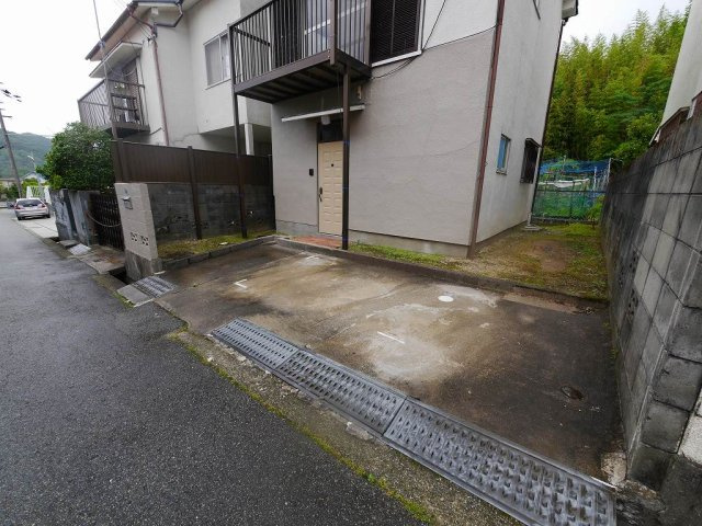 東大池3丁目貸家の駐車場