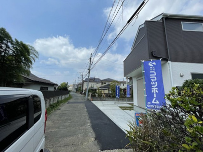 【前面道路含む現地写真】 | 仲介手数料無料　日野市日野新築戸建て2棟現場1号棟 | 前面道路含む現地写真です