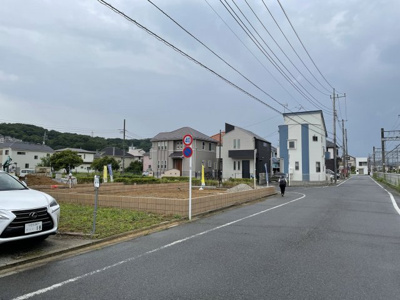 【前面道路含む現地写真】 | 日野市南平4丁目新築戸建て5棟現場5号棟
