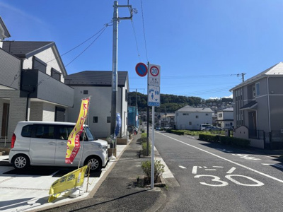【前面道路含む現地写真】 | 仲介手数料無料　日野市南平4丁目新築戸建て5棟現場1号棟