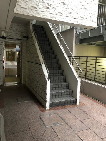 ＩＷＯビルのエントランス