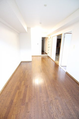 【居間・リビング】 | グランド・ランド | ベランダ側から見たリビングです！