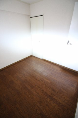 【洋室】 | グランド・ランド | 4.5帖の洋室は収納付き！