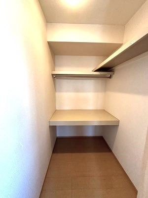 【収納】 | アガイティーラ | 洋室7帖のお部屋にあるウォークインクローゼットです！棚が2段＋ハンガーラックでたっぷり収納出来ます☆