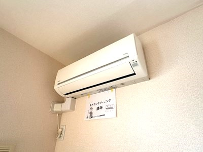 【設備】 | アガイティーラ | リビングダイニングキッチンには暑い夏や寒い冬に大活躍のエアコン付きです☆冷暖房完備で1年中快適に過ごせます♪