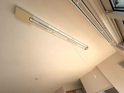 【設備】 | アガイティーラ | リビングダイニングキッチンにある室内物干しです！雨の日やお出掛け時の室内干しにとても便利☆花粉や梅雨の時期に重宝しますね♪